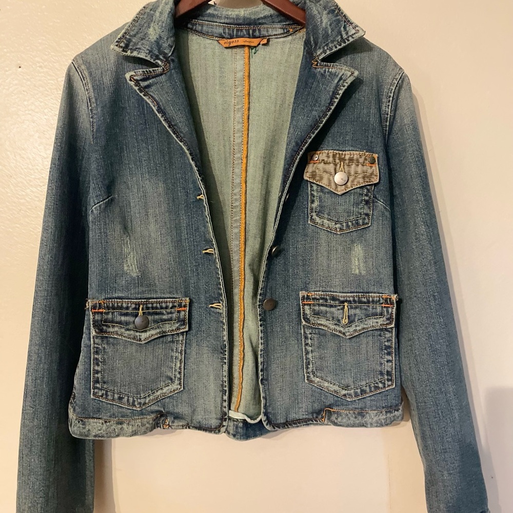 Vigoss brand denim jacket. Large but runs small.  Medium would be better size